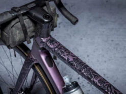 Dyedbro Kit De Protection De Cadre Victor Brousseaud AS Gravel -Vélo Pièces Magasin Dyedbro Victor Brousseaud AS Gravel Rahmenschutz Kit GB 33322 2